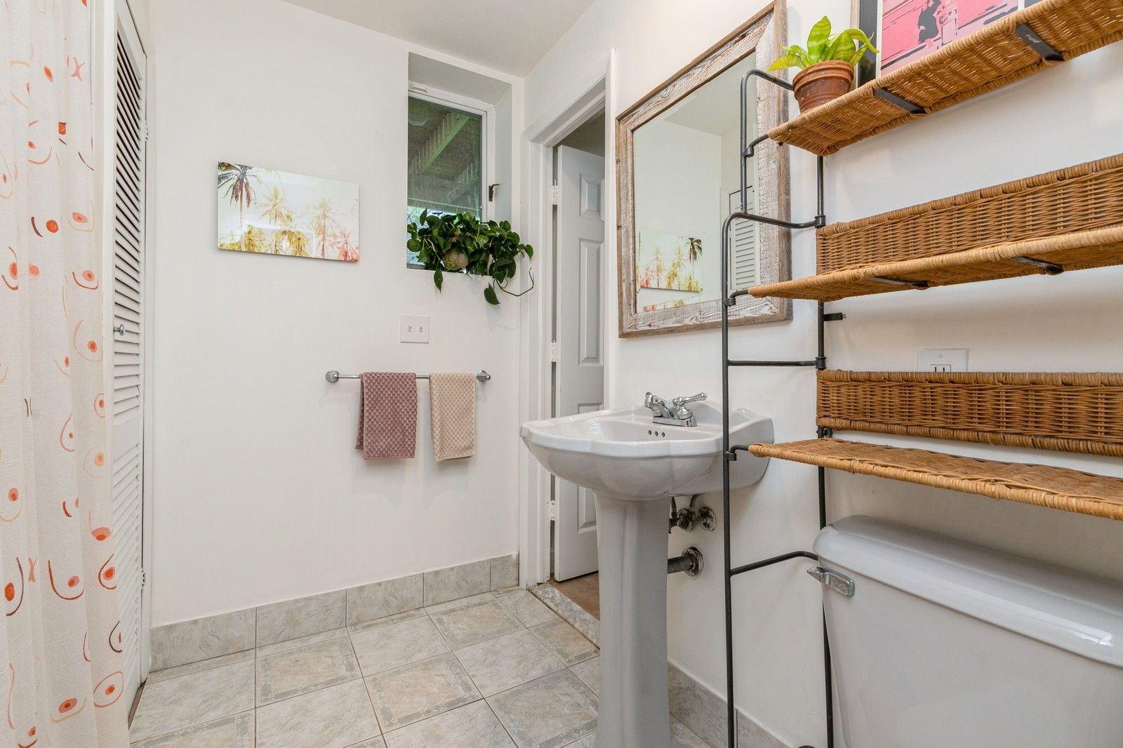  Jack n' Jill Bathroom