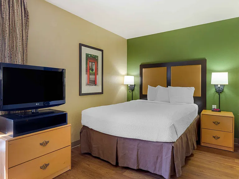 Deluxe Studio - 1 Queen Bed