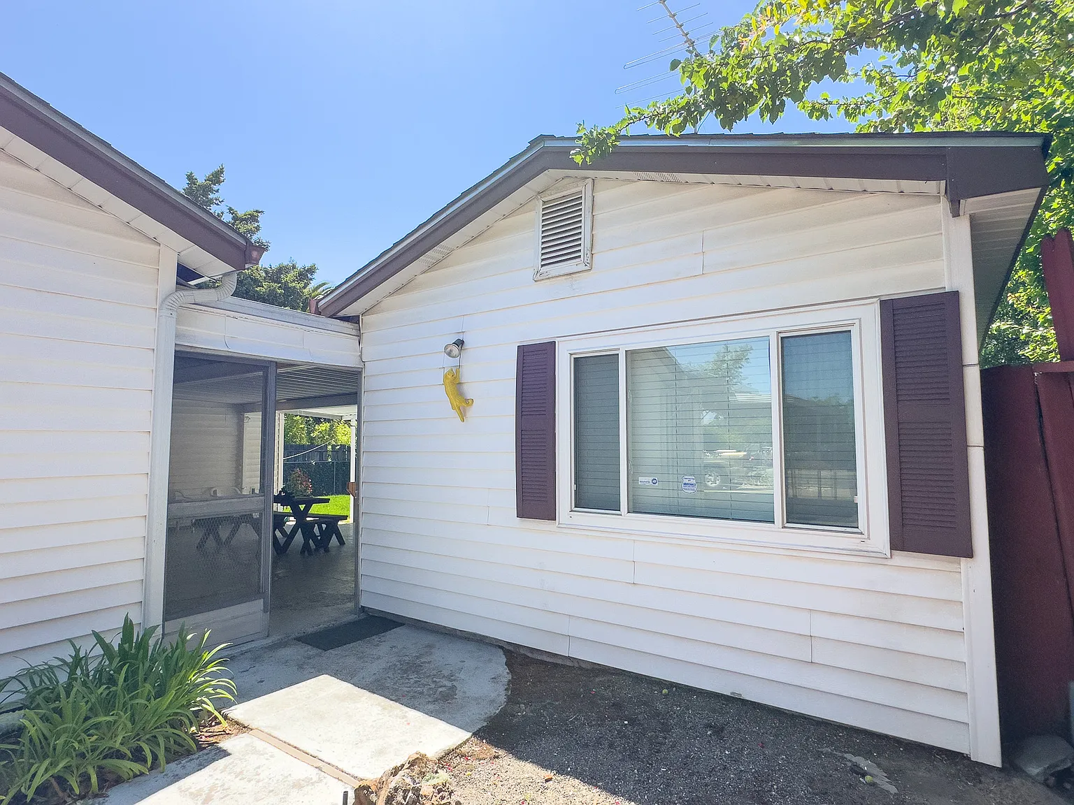 20556 McClellan Rd APT B photo 1