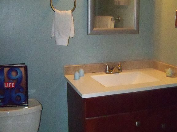 2nd Full Bath (Tiled Tub)