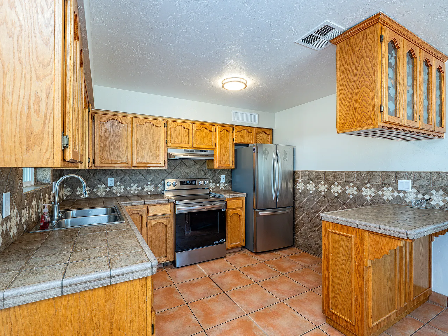3 bed, 1596 sqft, $2,000 — Photo 2