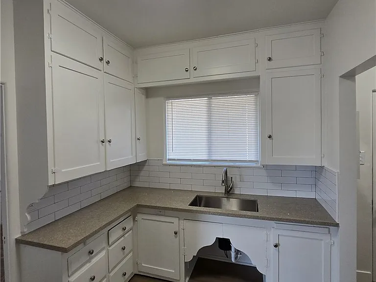 5740 California Ave — Photo 8
