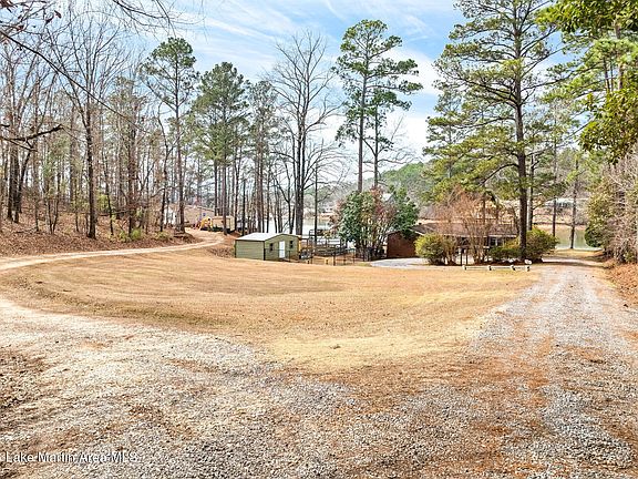 3rd image of 2297 Centerport Rd