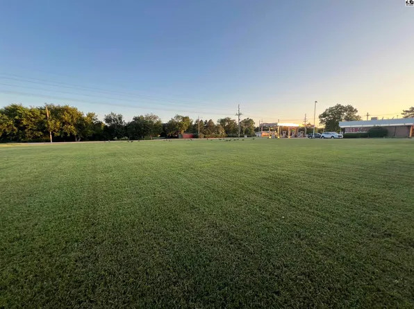 1207 E 1st St, McPherson, KS 67460