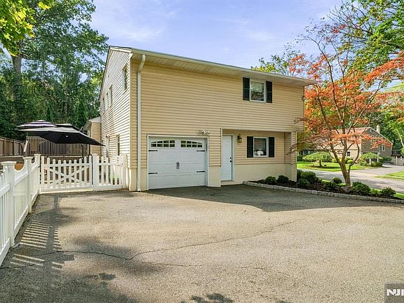 4th image of 7 Ravine Drive