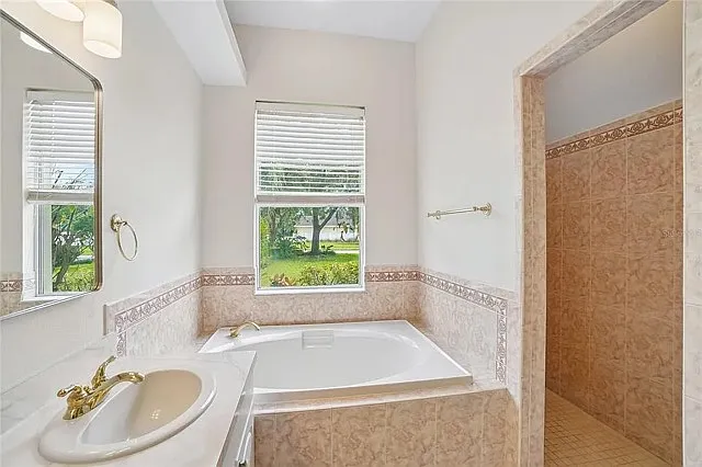 4 bed, 2566 sqft, $3,900 — Photo 2