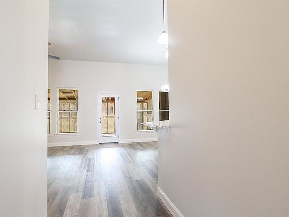 4th image of 13347 Hilliard St