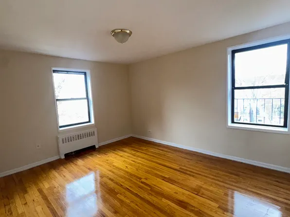 142-02 Pershing Crescent image 1 of 5