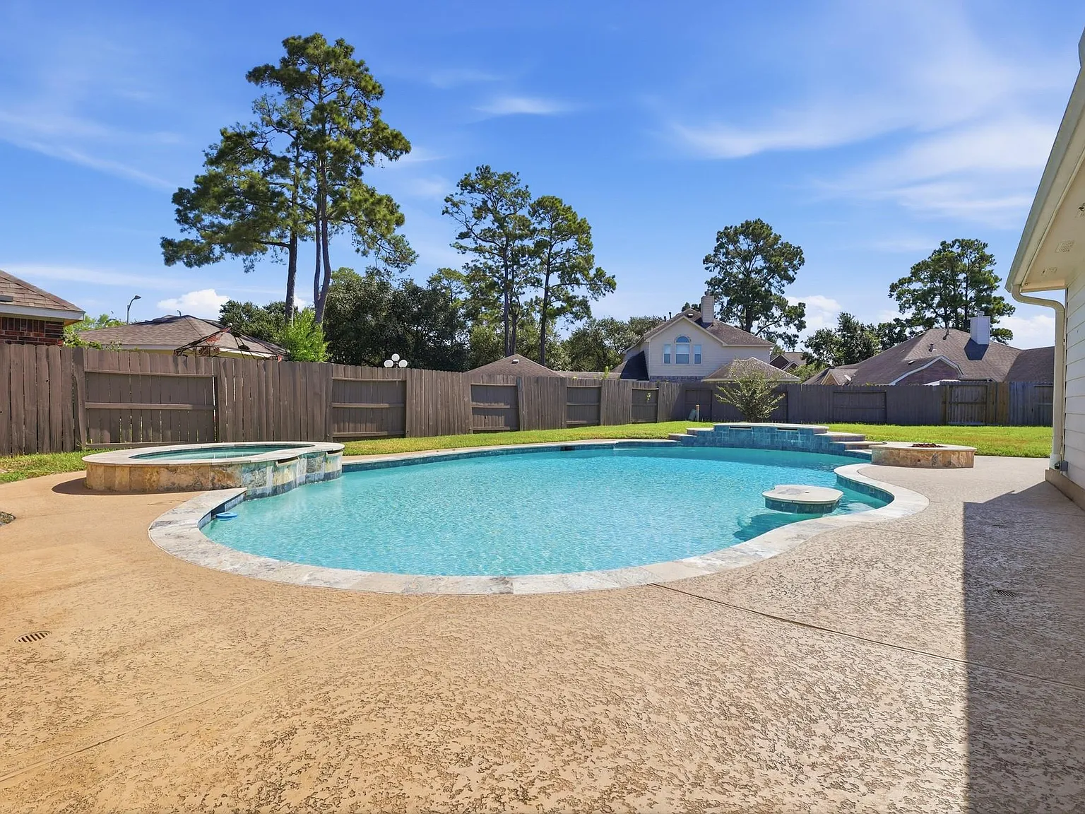 4 bed, 2.5 bath, 3103 sqft, $3,950 — Photo 2