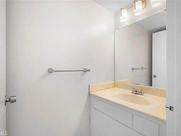 4328 Whitsett Ave — Photo 15