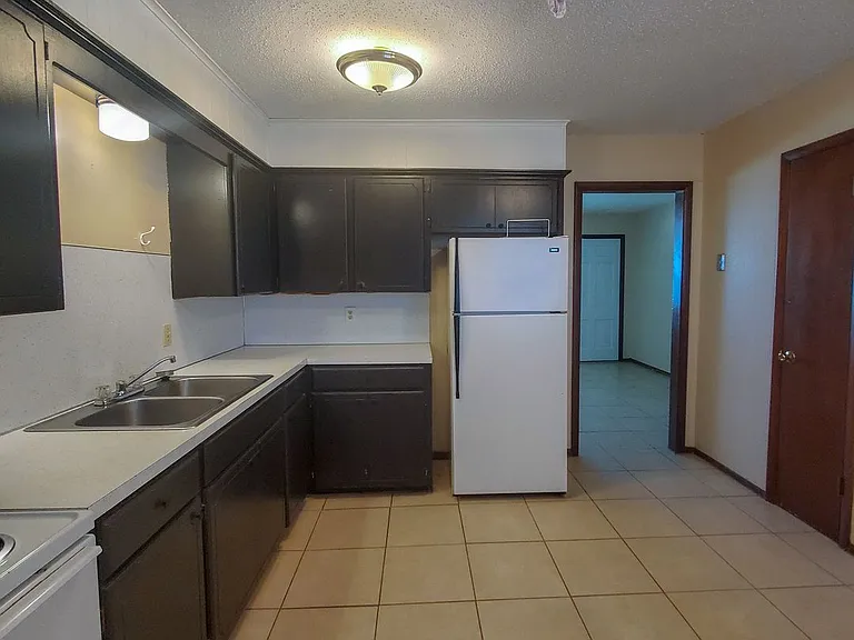 2429 N Market Ave #1/2 — Photo 7