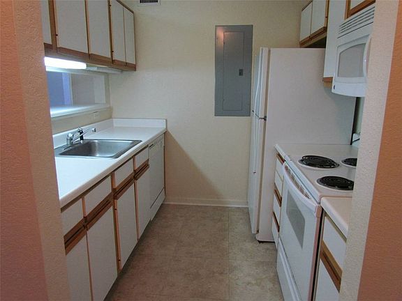 4th image of 527 Parkway #203