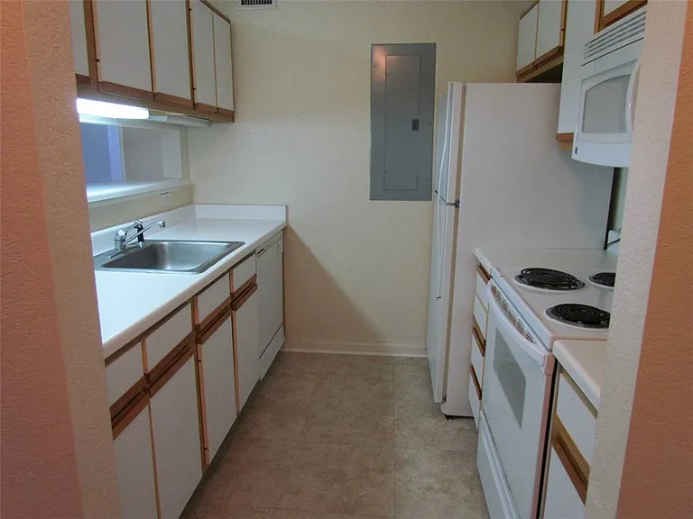 523 Sw Pkwy #101 — Photo 4