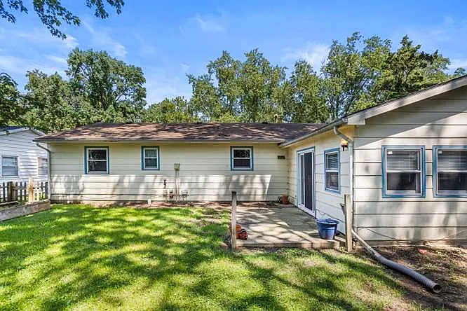 3 bed, 1.5 bath, 1662 sqft, $2,085 — Photo 3