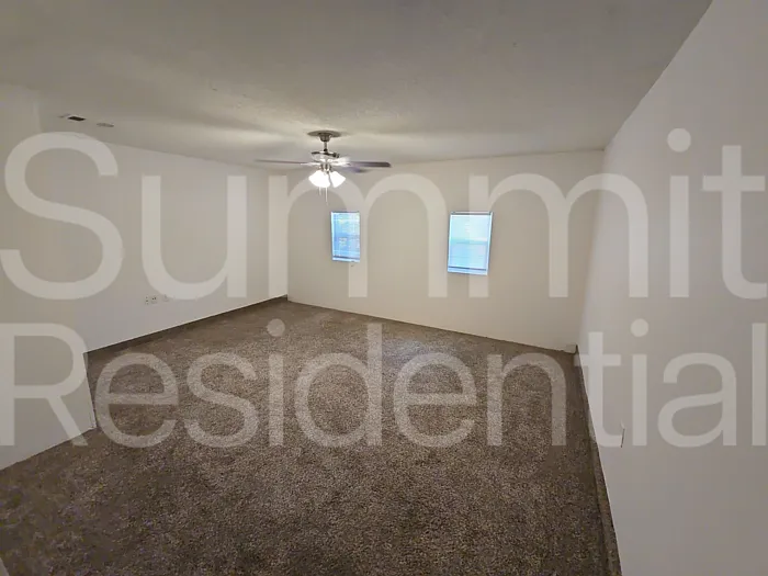 1607 Parkwood Dr — Photo 5