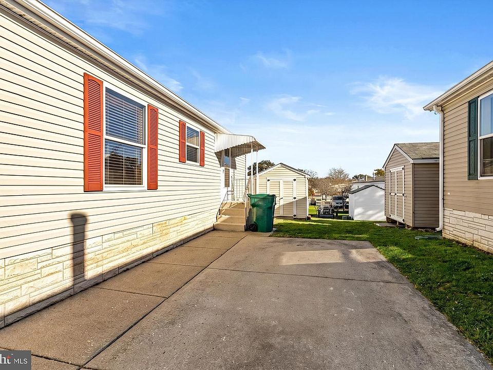 2nd image of 405 Maplehurst Ct