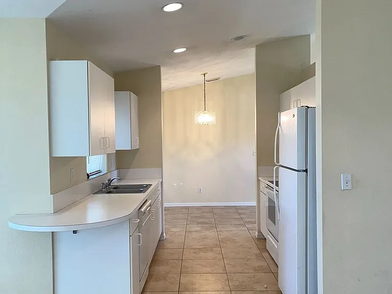 419 SW Meadow Ter — Photo 3