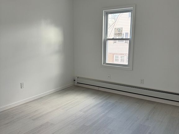 3rd image of 190 Burbank Ave #3