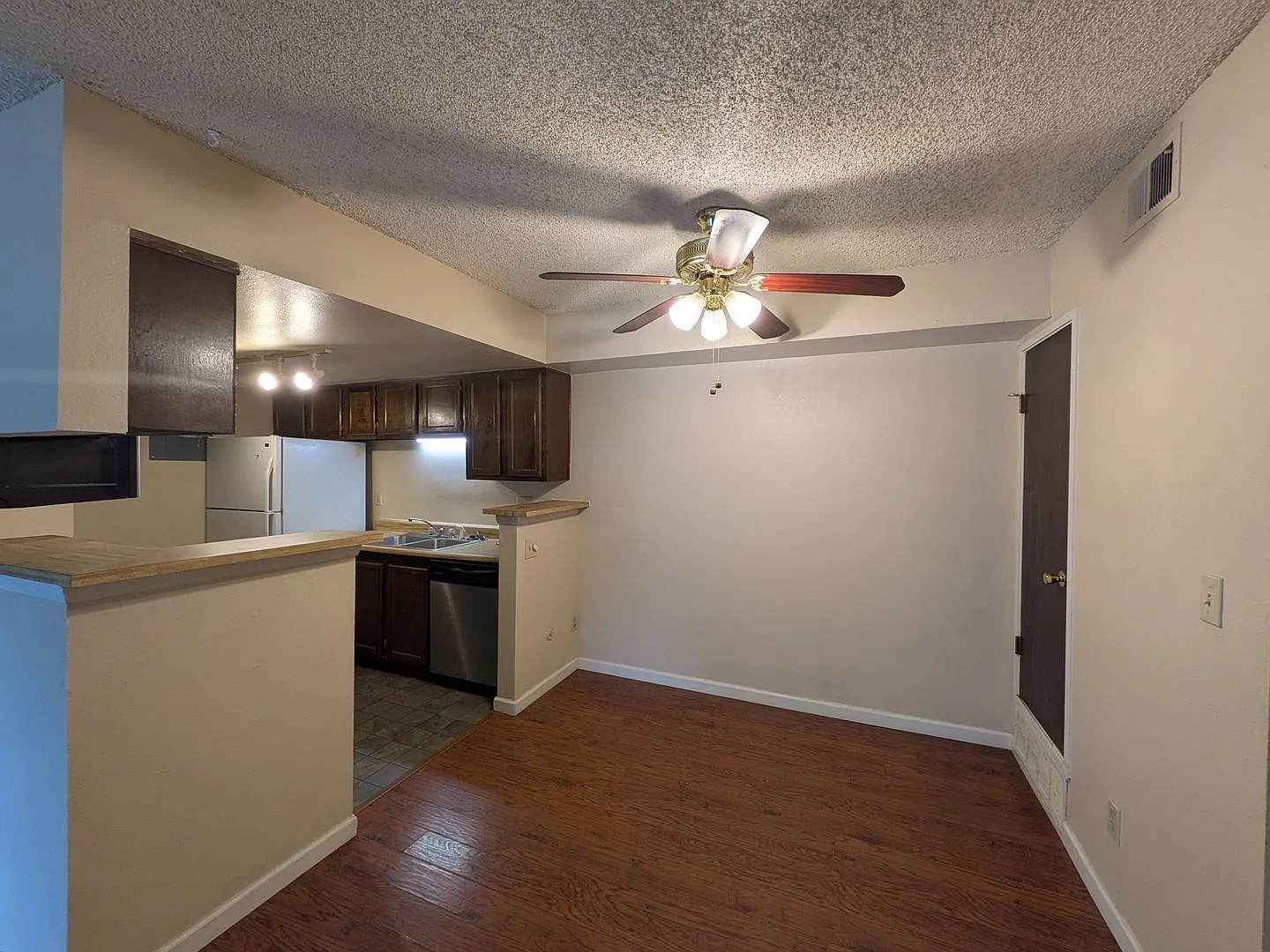 Ground-Level 2-Bedroom Condo in Aurora — Photo 4