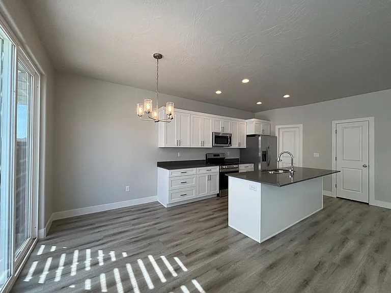1073 S 4380 W — Photo 3