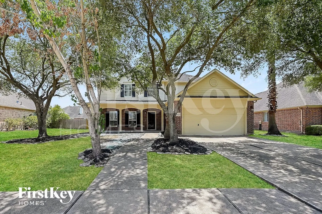 4 bed, 2.5 bath, 2721 sqft, $2,670 — Photo 1