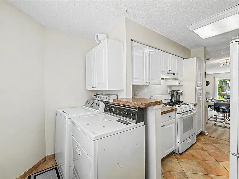 423 Berkshire Dr — Photo 1