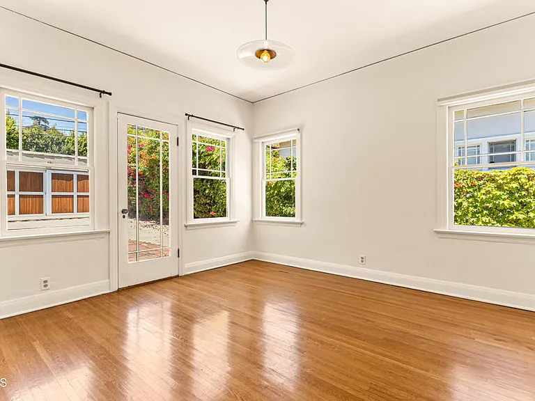 4725 Ambrose Ave — Photo 24