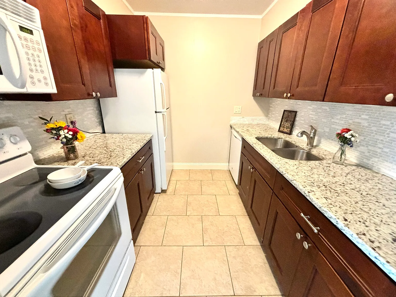 2 bed, 1.5 bath, 1000 sqft, $1,349 — Photo 3