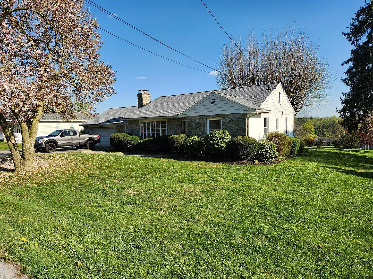 546 W Kings Hwy — Photo 3