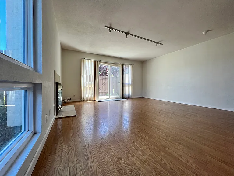 Living Room with acces to backyard