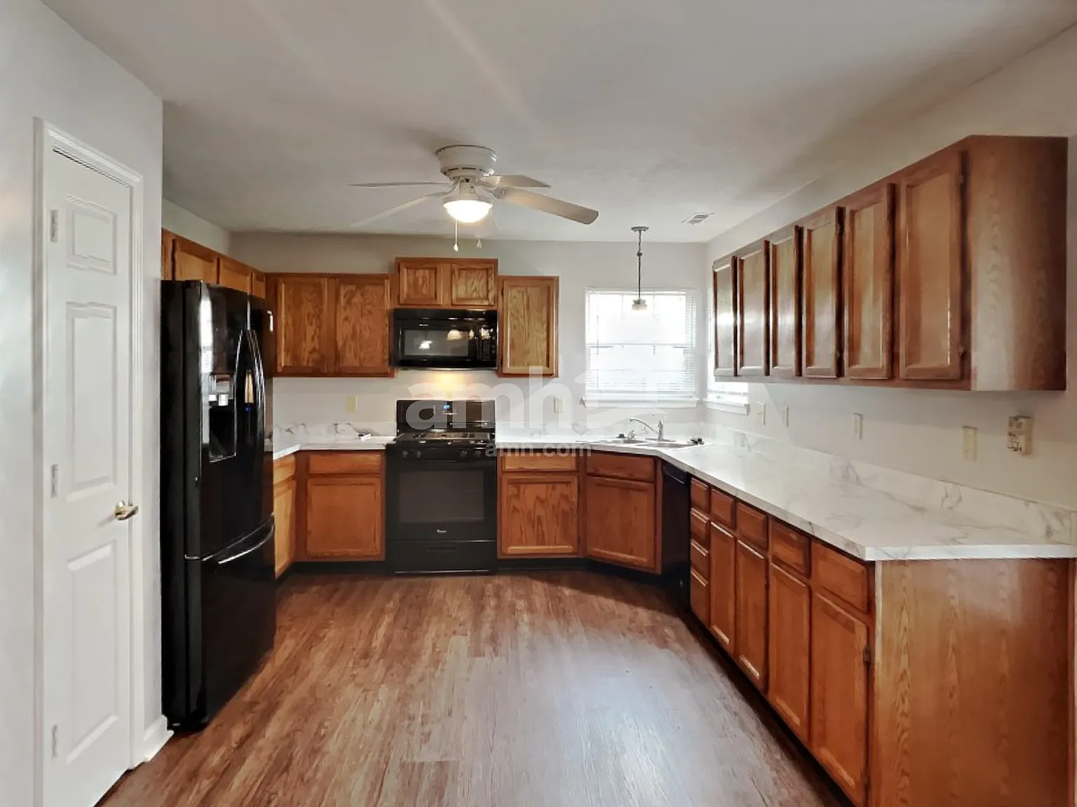 3 bed, 2.0 bath, 1453 sqft, $1,880 — Photo 3