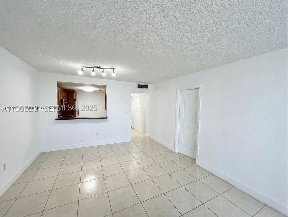 Buckley Towers Condo - Ea — Photo 3