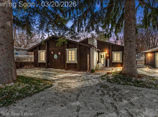 240 N Roslyn Rd, Waterford, MI 48328