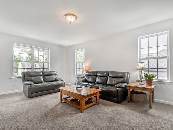 5th image of 12 Woodmere Cir
