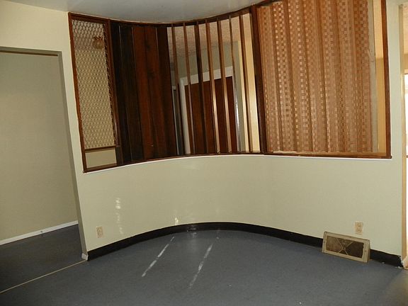 5th image of 313 Palomas Dr NE