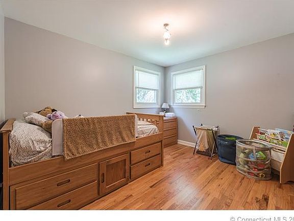 3rd image of 8 Pine Pl