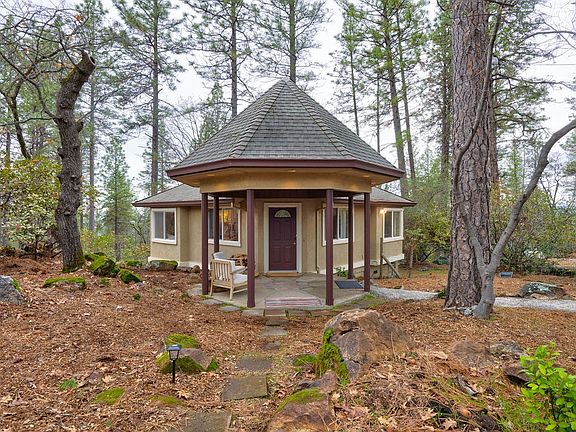 Stand alone 840 sq. foot cottage with fully fenced yard.