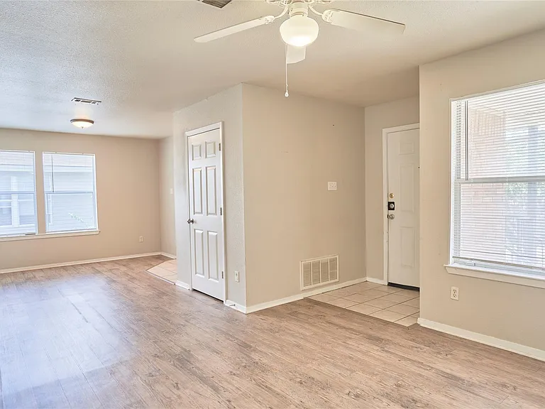 2214 Katy Ln #D — Photo 10