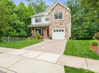 60 Melbloum Ln, Edison, NJ 08837