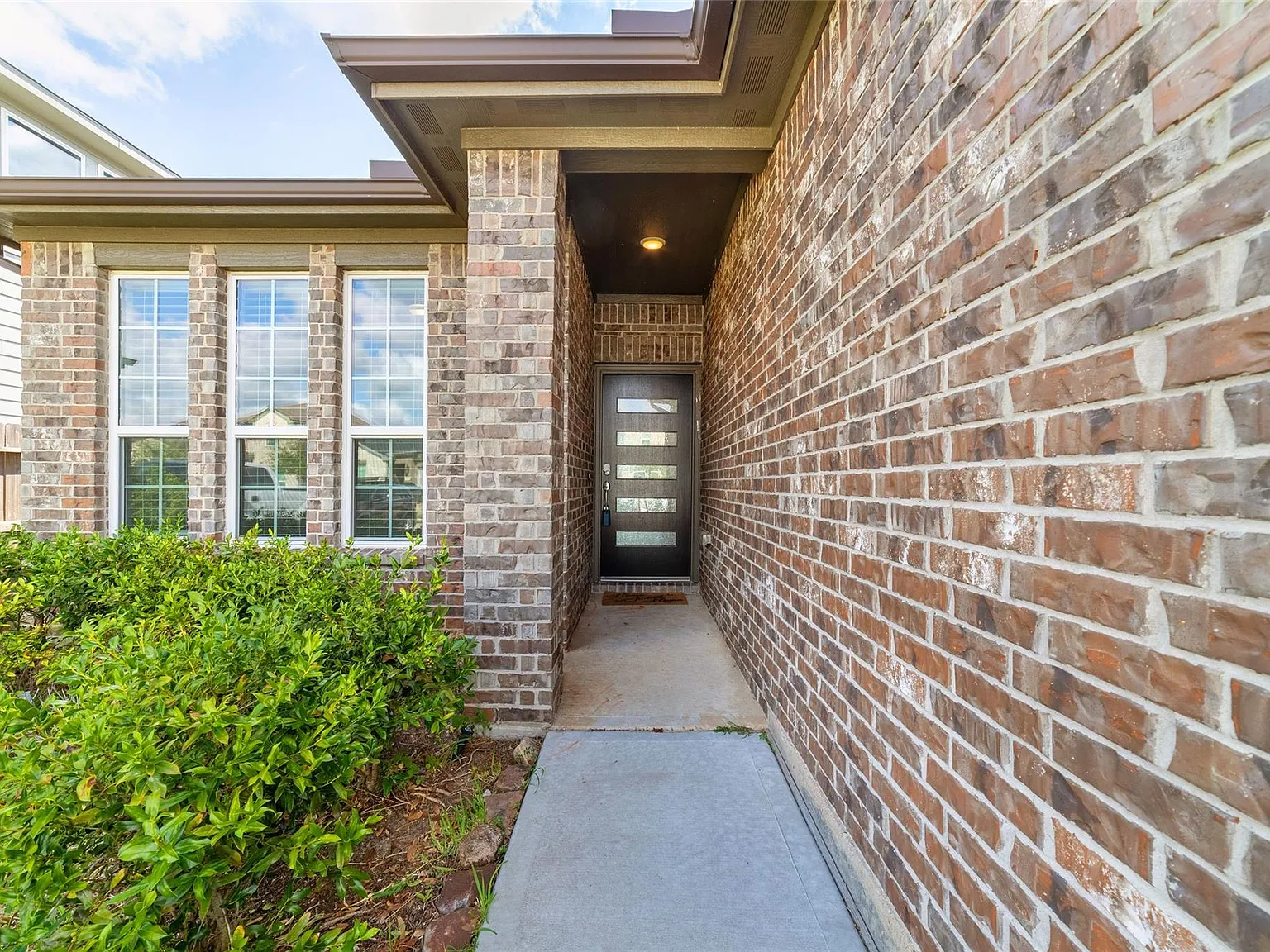 3 bed, 2.0 bath, 1795 sqft, $2,275 — Photo 3