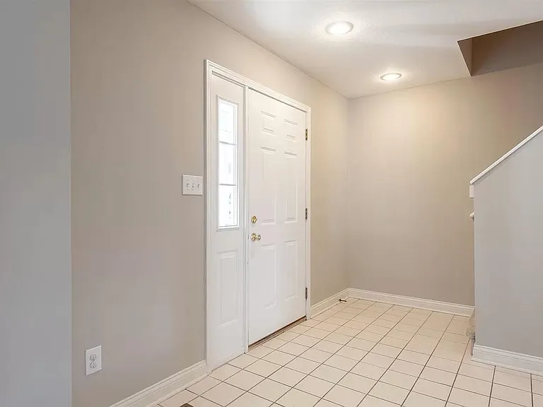 3816 S Claybridge Dr — Photo 2