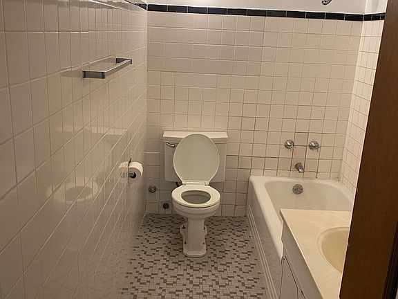 5th image of 6160 N Damen Ave APT 205