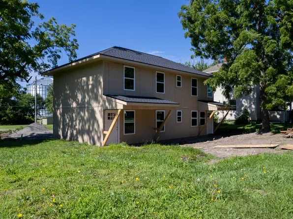 615 W 3rd St, Cameron, MO 64429