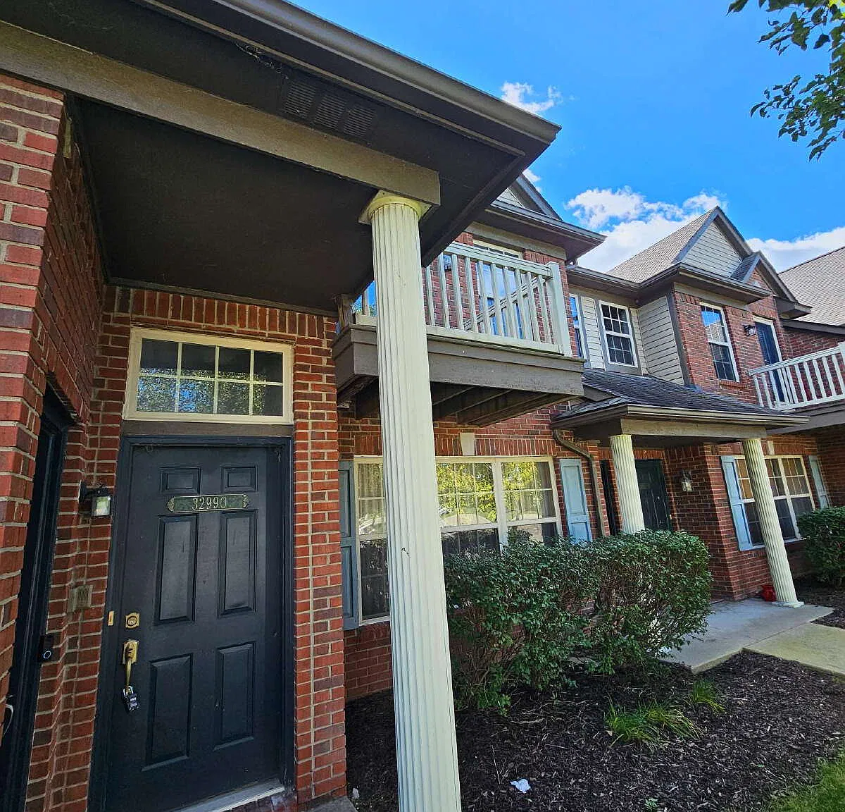 2 bed, 2.0 bath, 1308 sqft, $1,695 — Photo 2