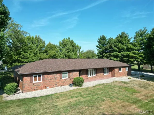 501 Pine St, Hillsboro, IL 62049