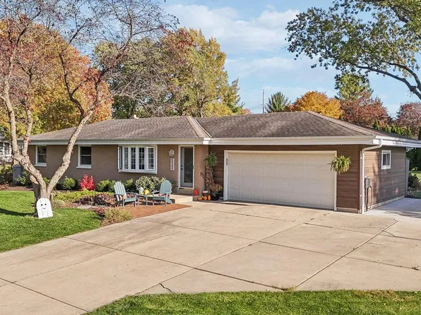 21935 Holly Crest DRIVE, Brookfield, WI 53045