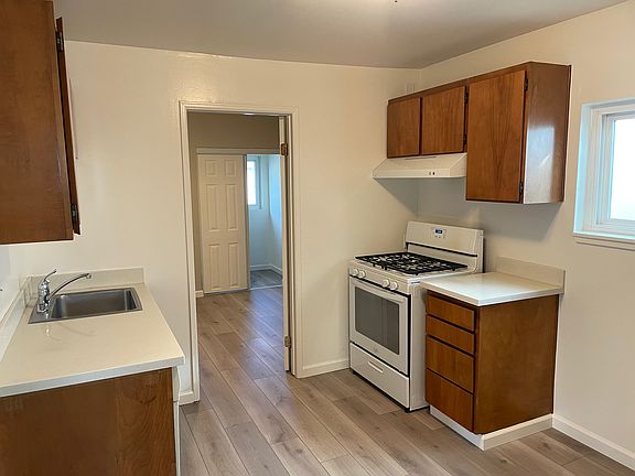 5th image of 844 Hawthorne Pl