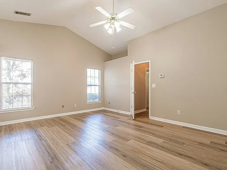 5755 Lakeview Cir — Photo 41