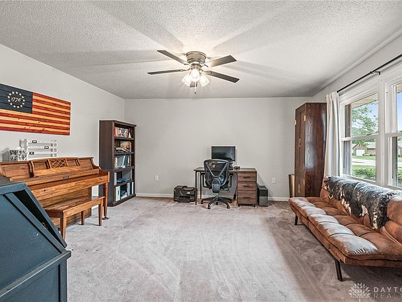5th image of 429 Meadowlark Ln