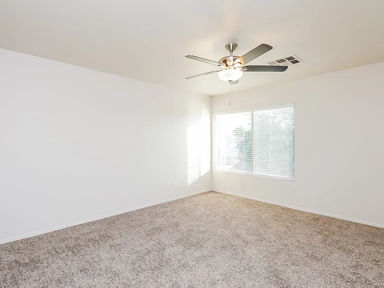 7925 W Claremont St — Photo 14
